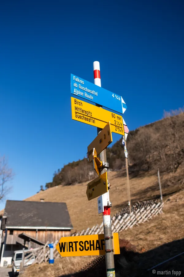 01 Wegweiser auf der Guscha