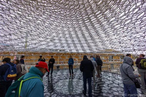 19 innerhalb des filigranen Gebildes des UK-Pavillons