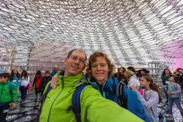 20 Selfi innerhalb des filigranen Gebäudes des UK-Pavillons