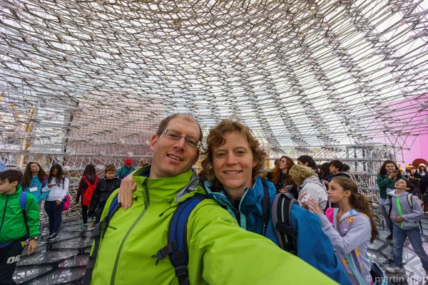 20 Selfi innerhalb des filigranen Gebäudes des UK-Pavillons