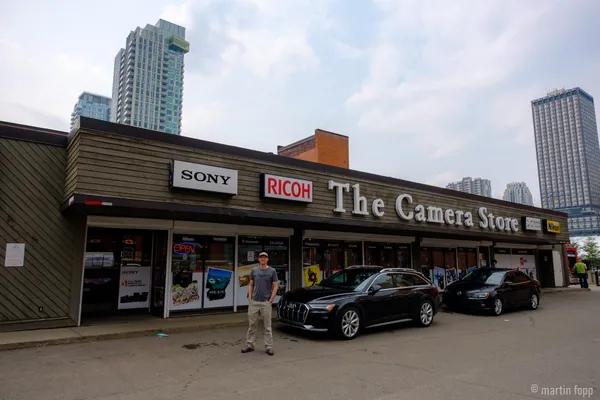 21 Vor dem Camera Store in Calgary