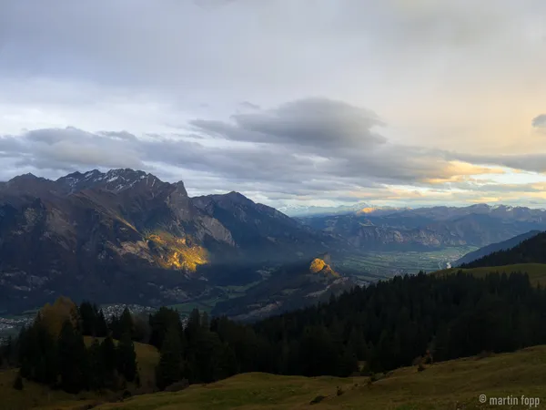 32 letzte Sonnenstrahlen auf dem Fläscherberg und der Guscha