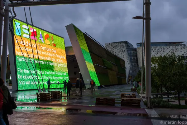 33 Installation vor dem israelischen Pavillon