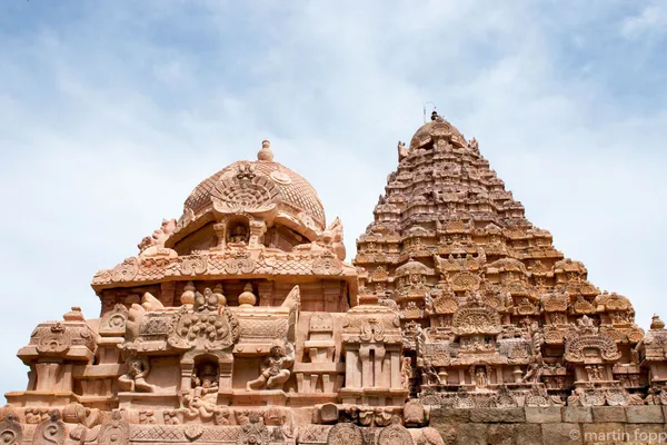 48 aufgegebener Tempel neben der Strasse