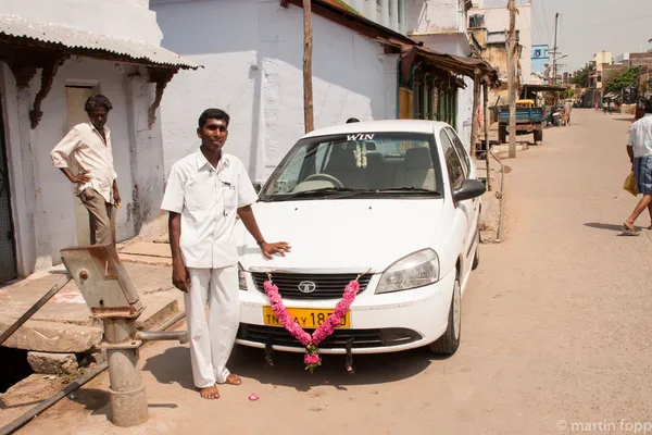74 unser Fahrer mit seinem Auto