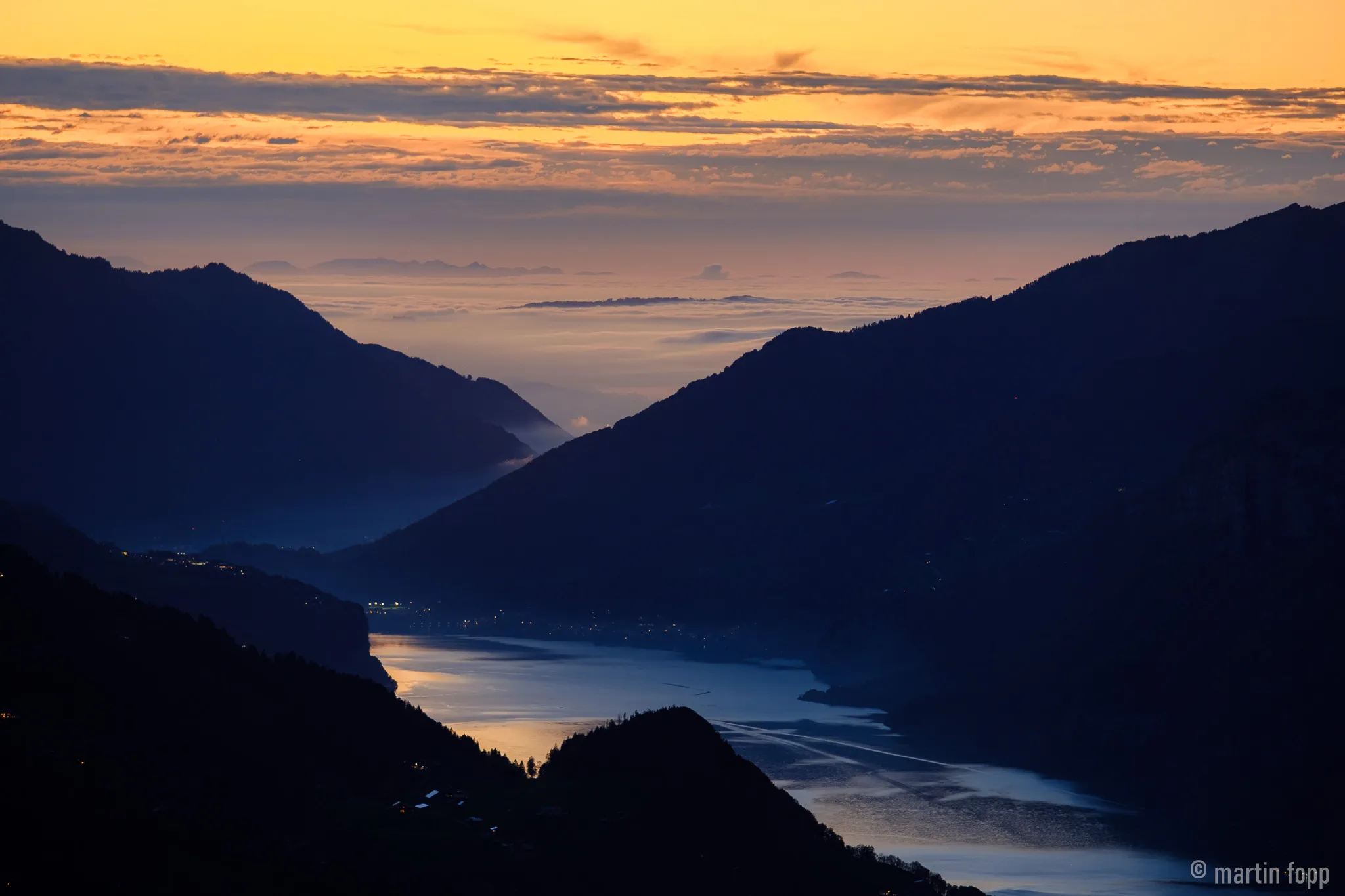Blick nach Norden über den Walensee auf die Linthebene unter einer Wolkendecke