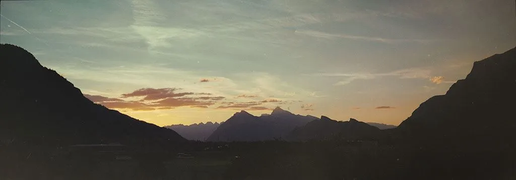 Sonnenuntergang über den Churfirsten und seinen Ausläufern von Landquart aus festgehalten.