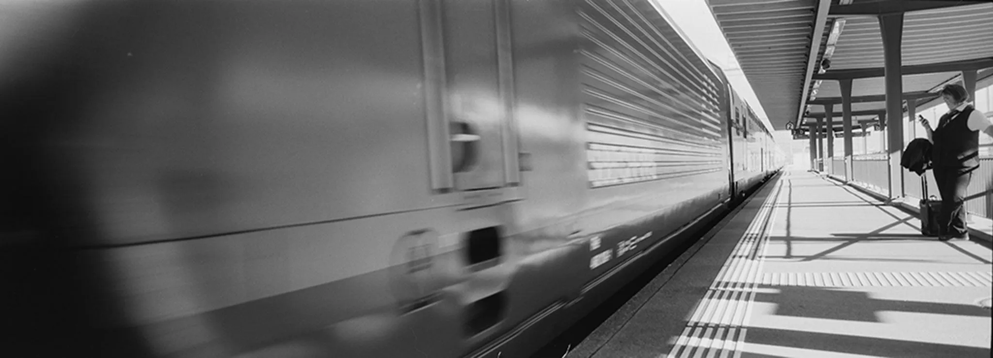 Zug fährt ein featured image